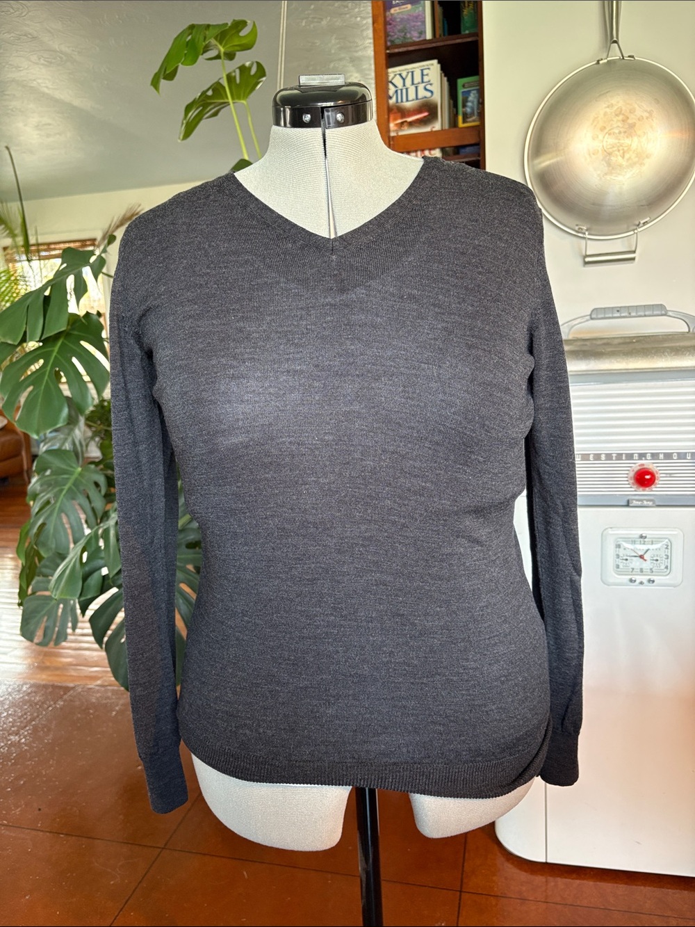 Uniqlo  Women's V-Neck Sweater in Charcoal Gray